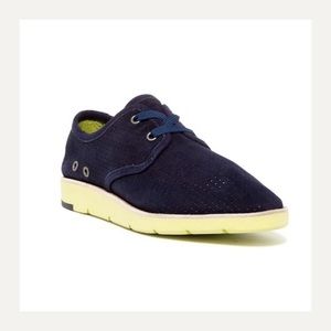 Textured navy/green flex foam brogue